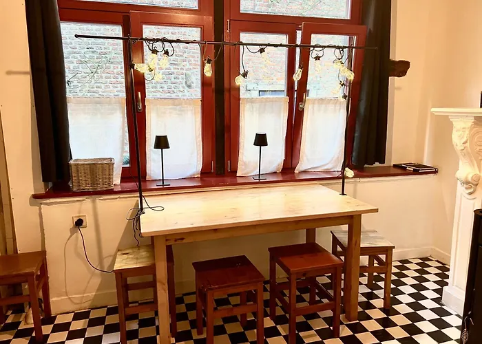 La Petite Maison De L\'Impasse
